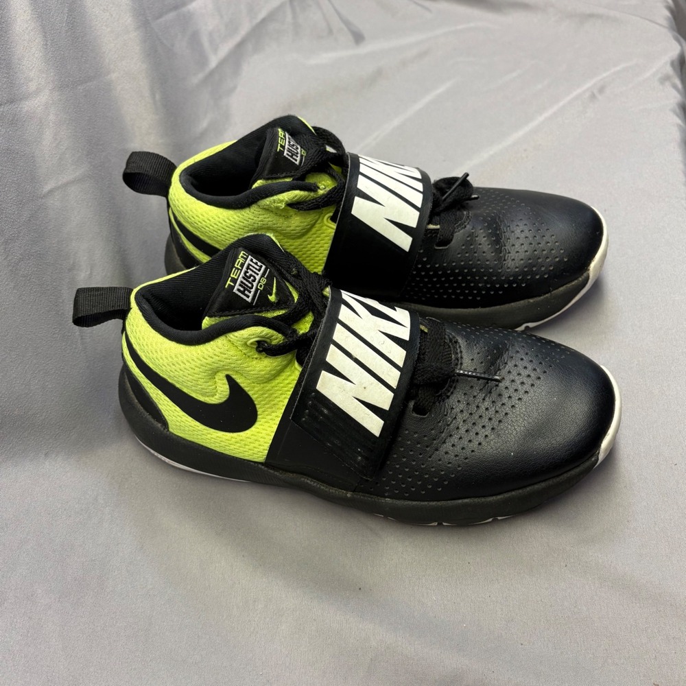 Nike Team Hustle D8 Basketball Shoes Black Volt Yellow Mid Top Sneakers Kids 4Y